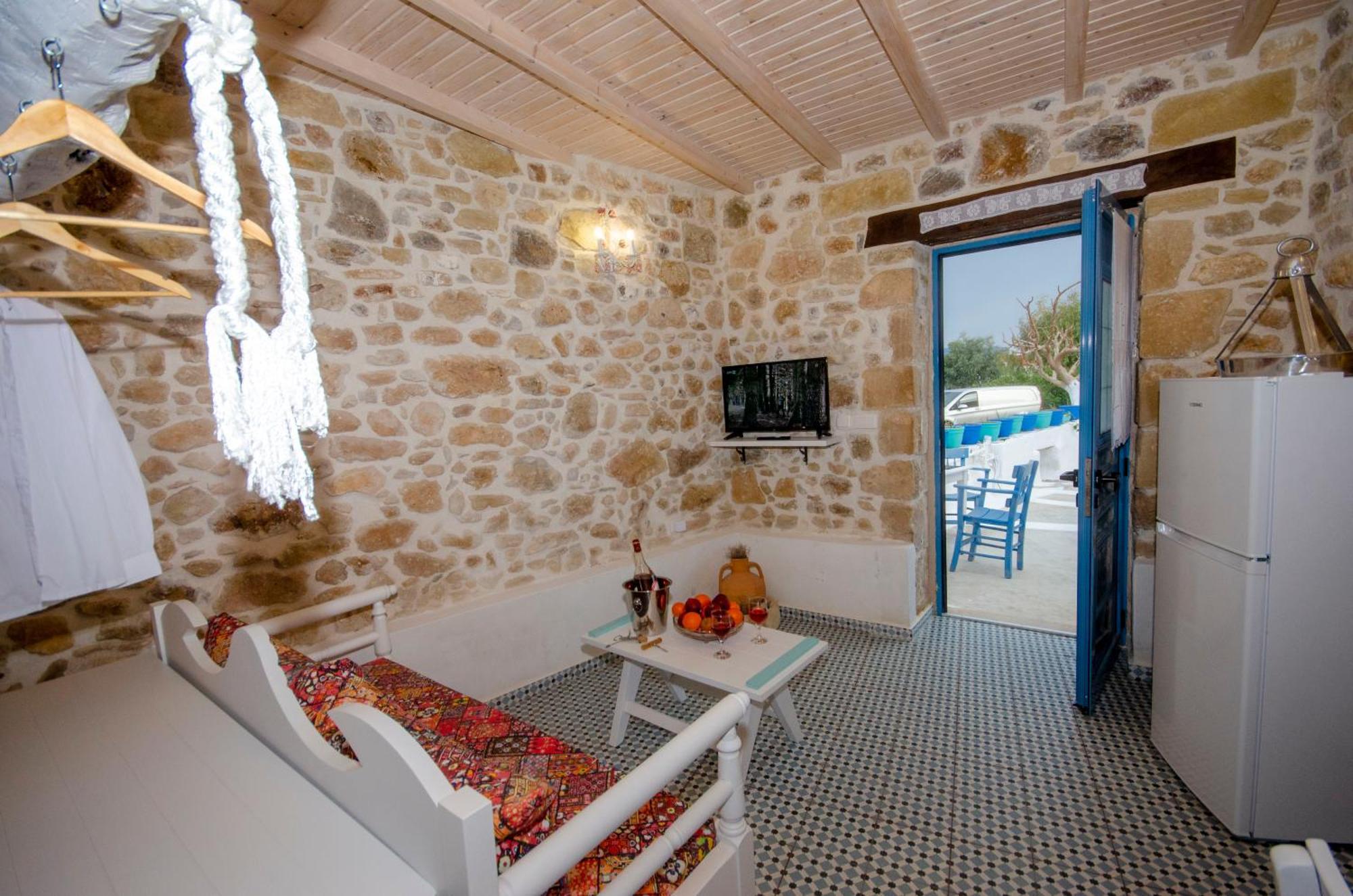 Trigono Traditional House Kalivianí エクステリア 写真